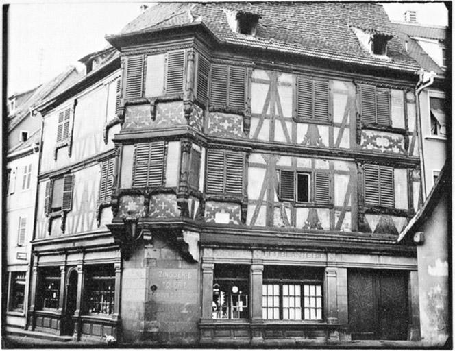 Façades sur rue, vue d'ensemble.