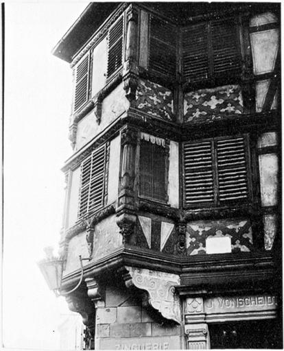 Façade sur rue, vue d'ensemble de l'oriel (daté 1607).