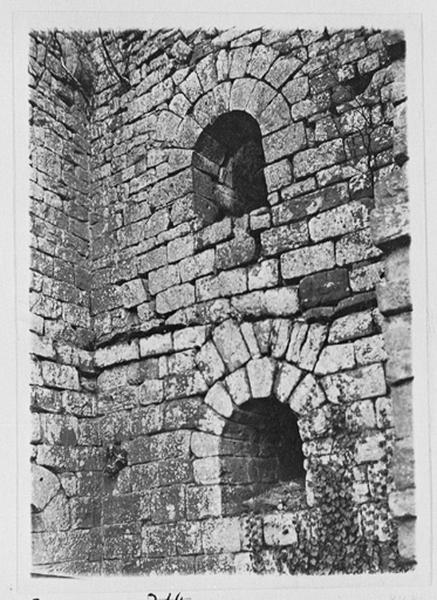 Détail de deux baies du donjon.