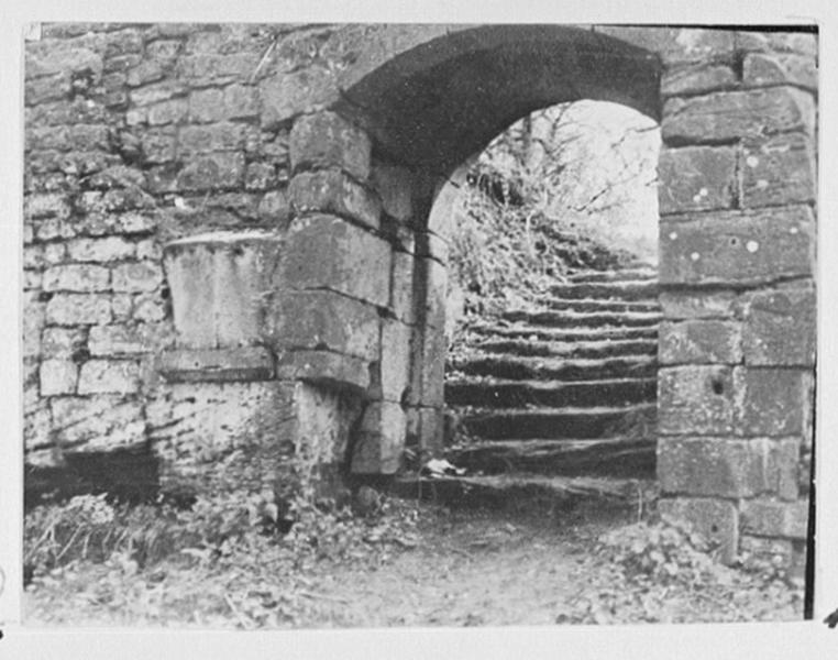 Porte de l'entrée sud du logis, vue d'ensemble.