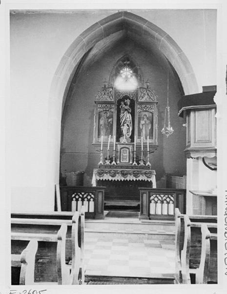 Vue d'ensemble du choeur depuis la nef.