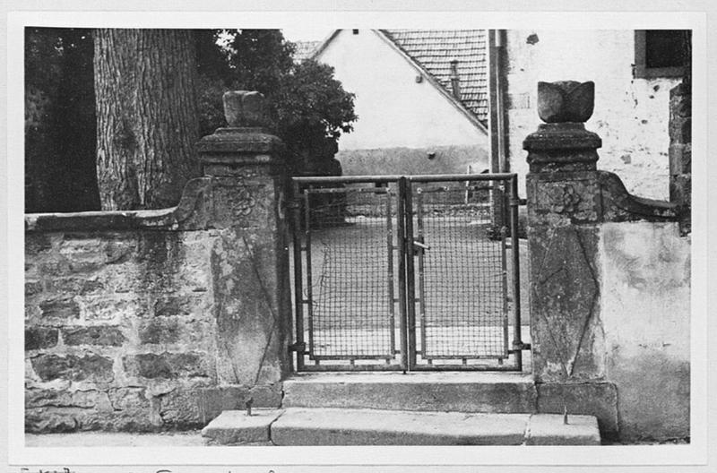 Portail de la cour de l'église, vue d'ensemble.