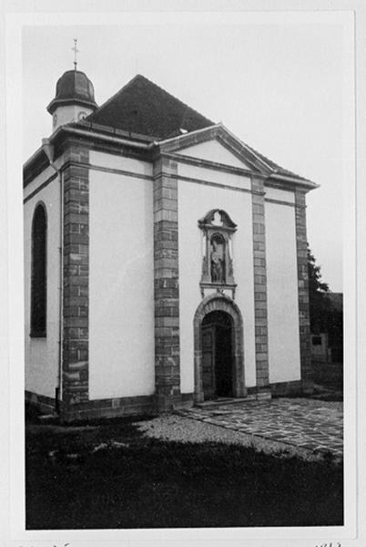 Façade occidentale, vue d'ensemble de trois quarts gauche.