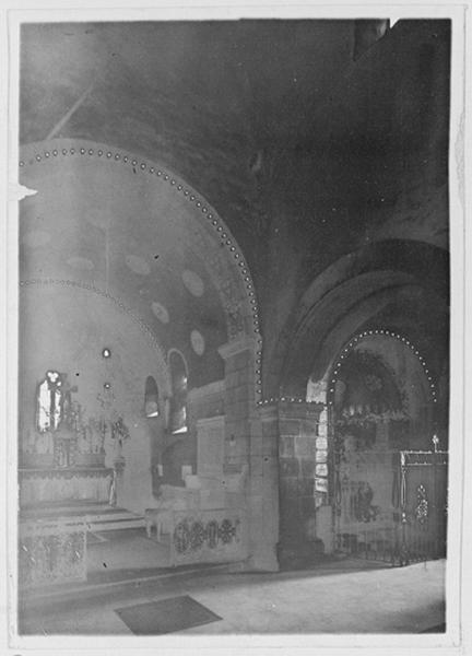 Vue partielle du choeur et de l'absidiole sud depuis la croisée du transept.