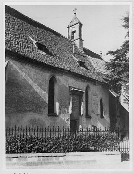 Façade sud, vue d'ensemble de trois quarts gauche.