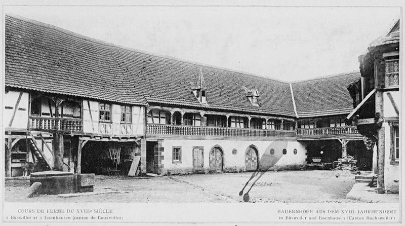 Façades sur cour des dépendances et du corps de passage, vue d'ensemble.