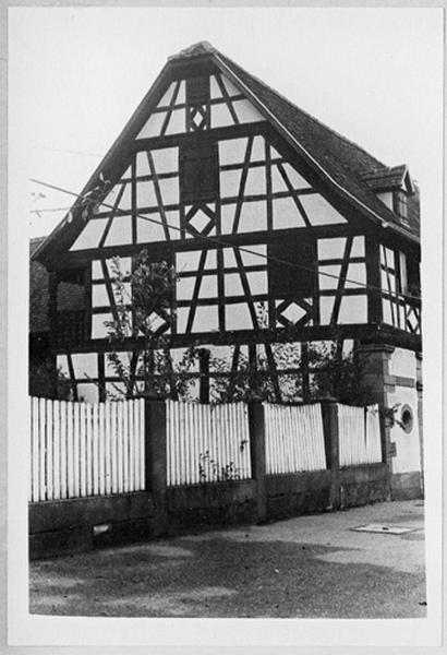Façade latérale du corps de passage, vue d'ensemble depuis la rue.