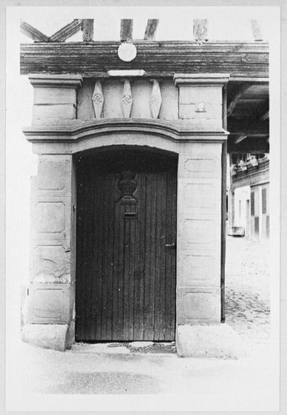 Porte piétonne du corps de passage, vue d'ensemble.