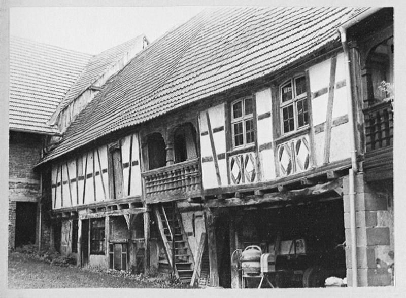 Façades sur cour des dépendances, vue partielle.