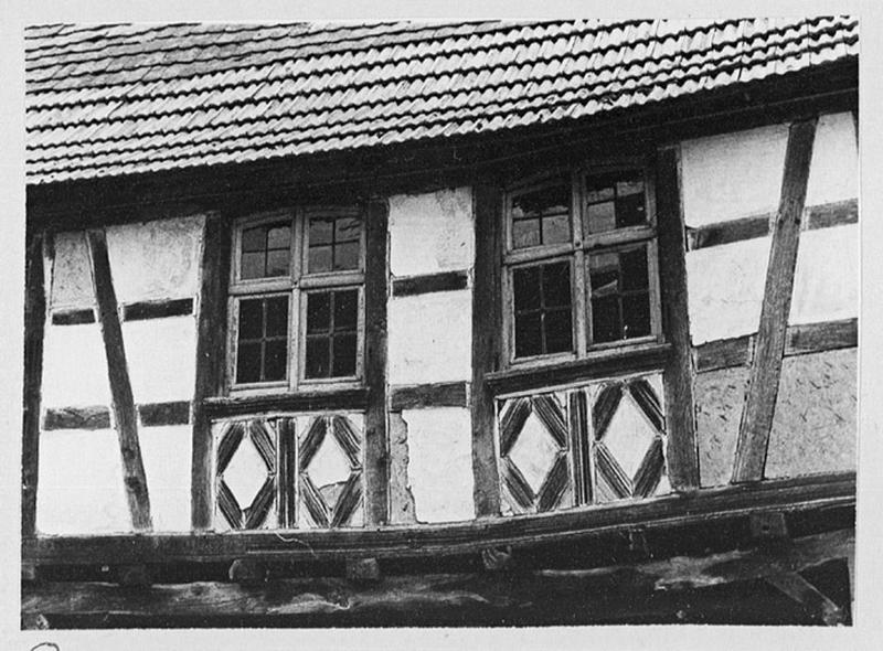 Façades sur cour des dépendances, vue d'ensemble de deux baies du premier étage.