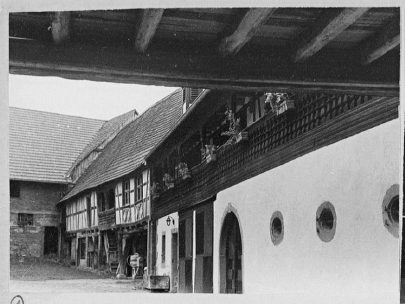 Façades sur cour des dépendances, vue d'ensemble depuis le corps de passage.