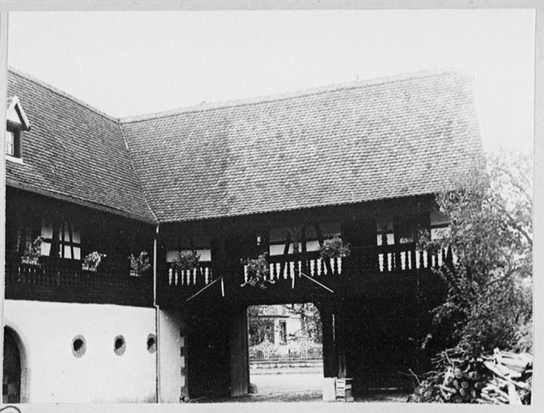 Façades sur cour des dépendances et corps de passage, vue d'ensemble depuis la cour.