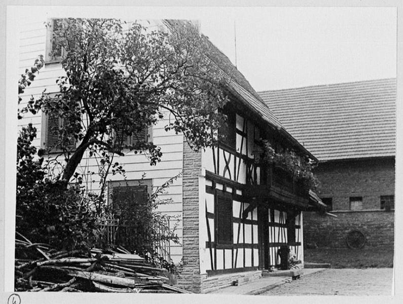 Logis, vue d'ensemble depuis la cour.