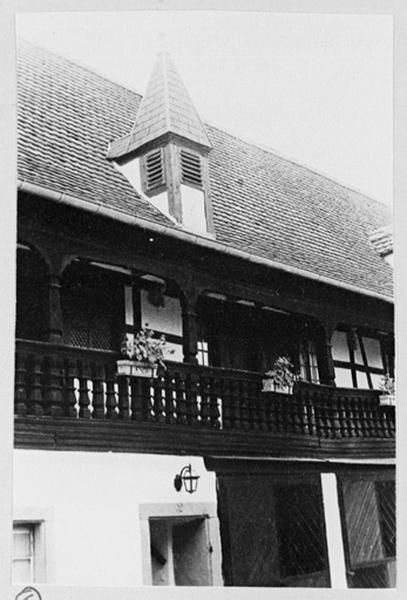 Façades sur cour des dépendances, vue partielle de la coursière ouest.