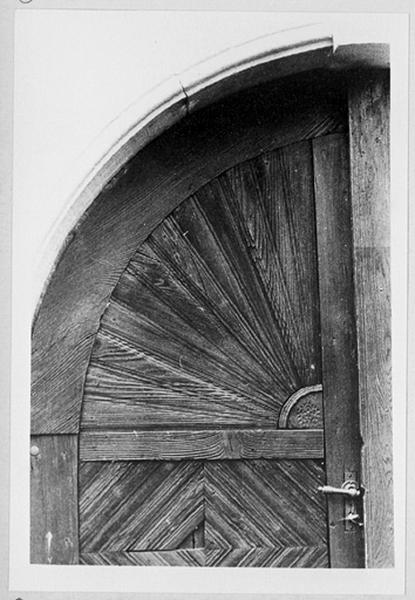 Façades sur cour des dépendances, vue partielle de la porte datée 1832.