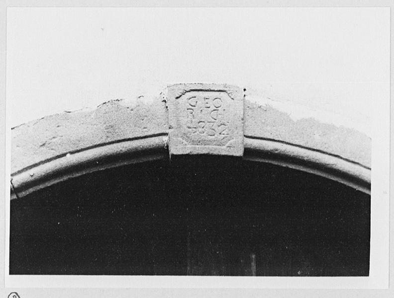 Façades sur cour des dépendances, détail du cartouche avec la date 1832.