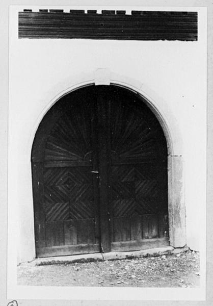 Façades sur cour des dépendances, vue d'ensemble de la porte datée 1832.