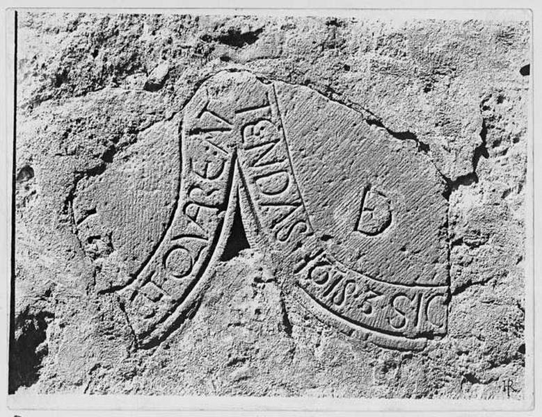 Deux segments de cercles se coupant provenant de l'ancienne église (mur du cimetière), vue d'ensemble.