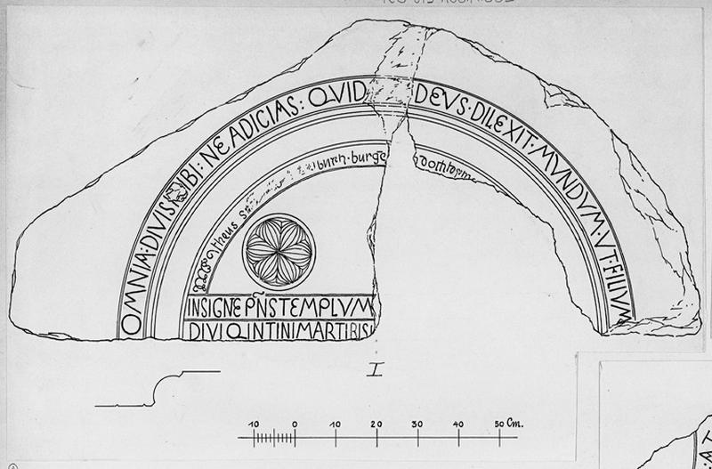 Fragment de tympan provenant de l'ancienne église (mur du cimetière).