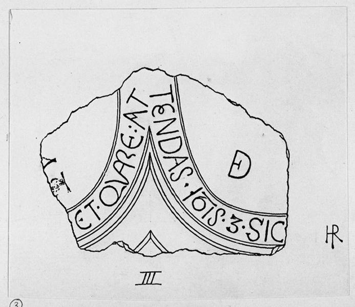 Deux segments de cercles se coupant provenant de l'ancienne église (mur du cimetière).