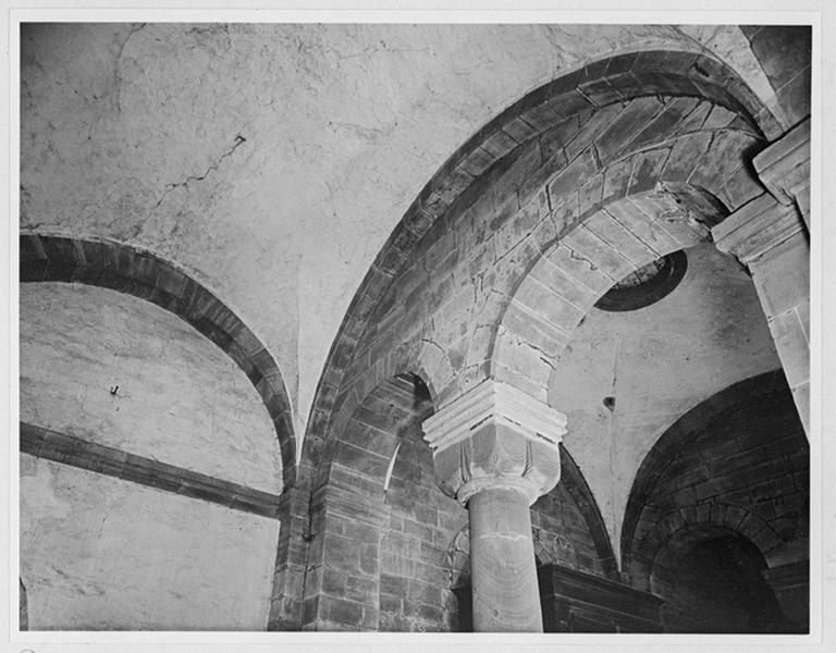 Vue d'ensemble du chapiteau d'une colonne de narthex.