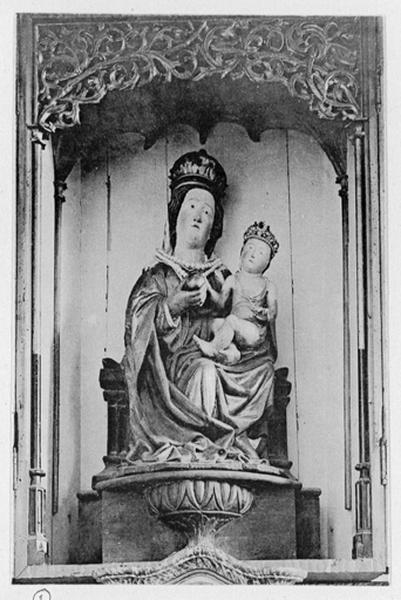 Retable du choeur, vue d'ensemble de la statue de la Vierge à l'Enfant dans sa niche.