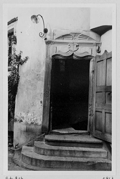 Façade sur rue, vue d'ensemble de la porte (datée 1556) de la tourelle d'escaliers.