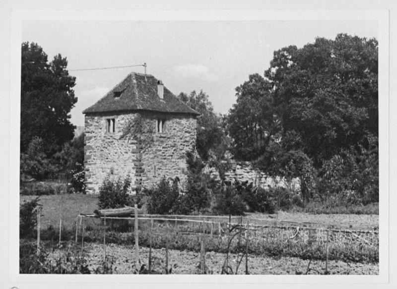 Tour d'angle carrée, vue d'ensemble.