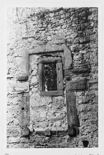 Porte primitive d'accès à l'extérieur, vue d'ensemble.