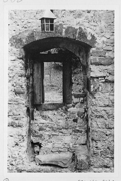 Porte primitive d'accès à l'extérieur, vue d'ensemble depuis l'intérieur.