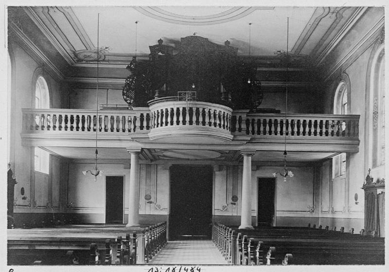 Vue d'ensemble de l'entrée et de la tribune d'orgue depuis le choeur.