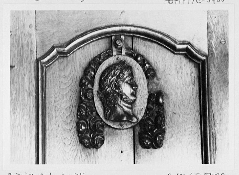 Bas-relief (tête d'empereur romain) remployé sur un meuble de sacristie, vue d'ensemble.