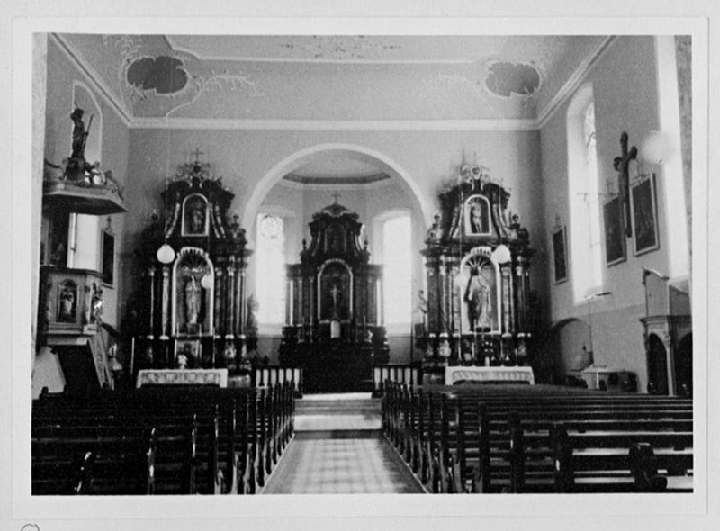 Vue d'ensemble vers le choeur depuis l'entrée.