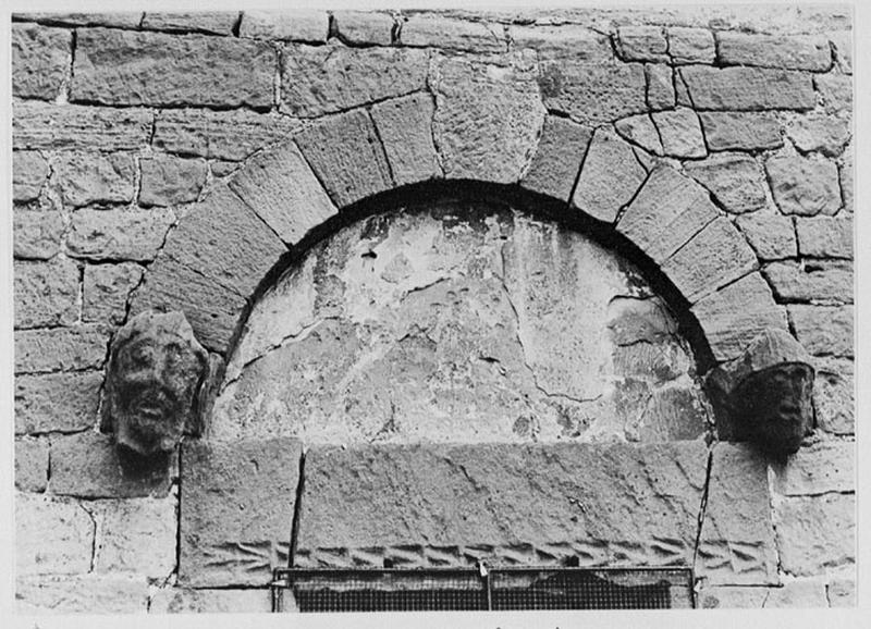 Tour-porche, vue d'ensemble du tympan de l'ancienne porte située face nord.