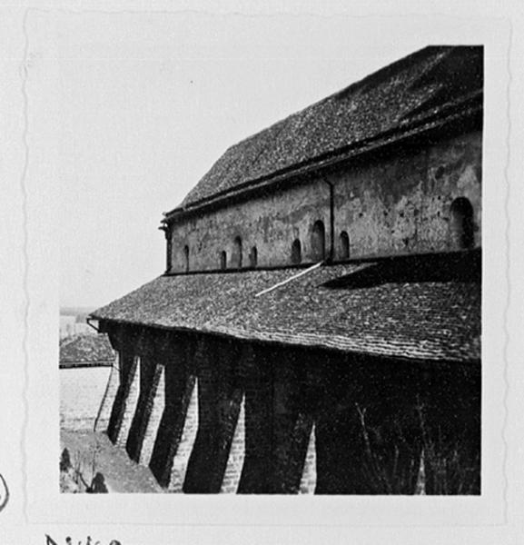 Façade nord de la nef, vue d'ensemble de trois quarts droit.