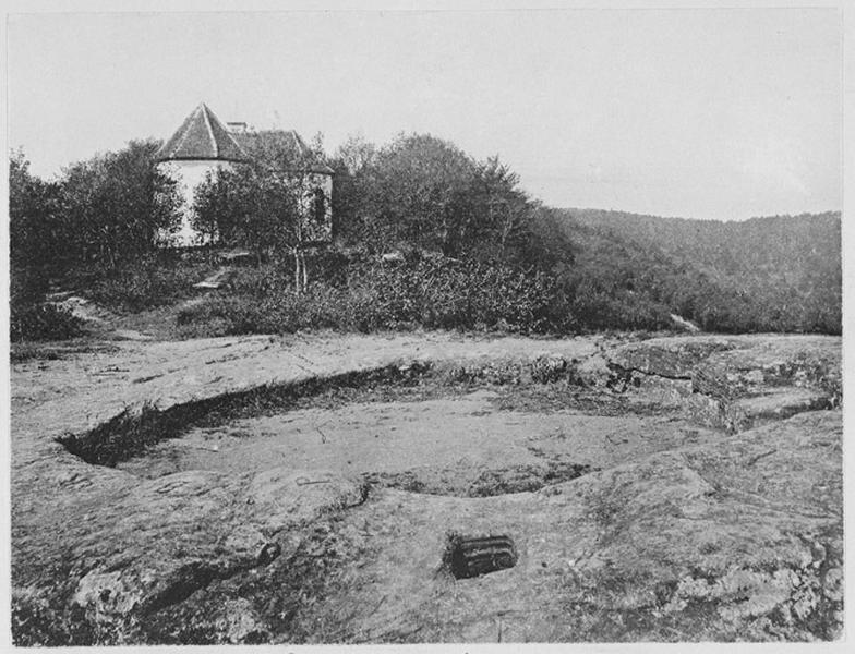 Cavité circulaire, vue d'ensemble vers la chapelle.