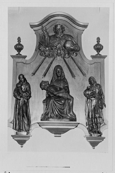 Vue d'ensemble du groupe sculpté (Vierge de pitié, Dieu le père, saint Antoine de Padoue, saint Wendelin).