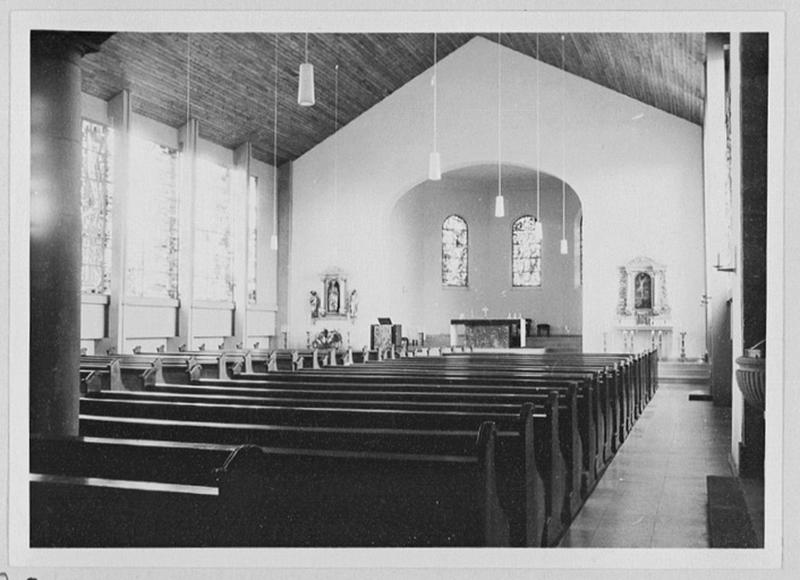 Vue d'ensemble de la nef et du choeur depuis l'entrée.