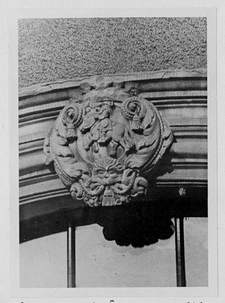 Vue d'ensemble de la clé de l'arc d l'entrée du logis.
