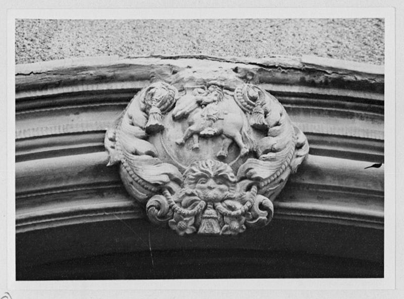 Vue d'ensemble de la clé de l'arc d l'entrée du logis.