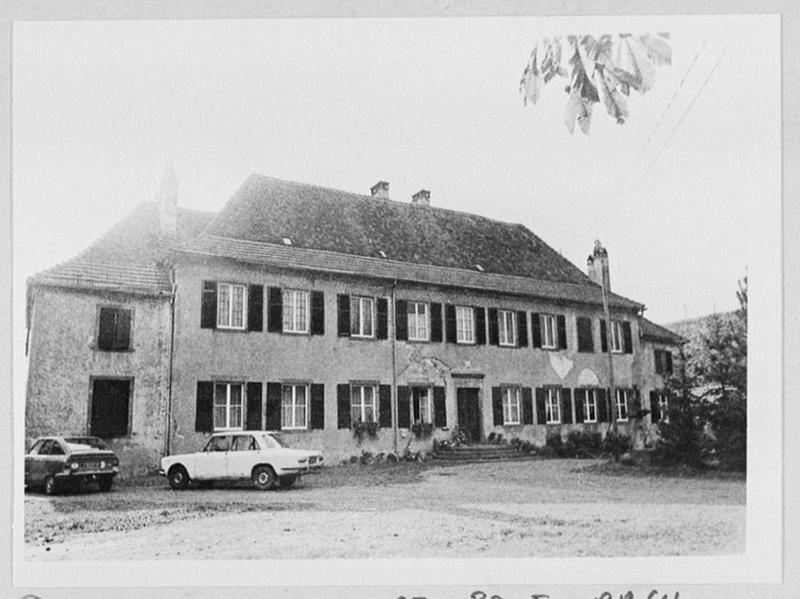 Façade principale du logis, vue d'ensemble de trois quarts gauche.