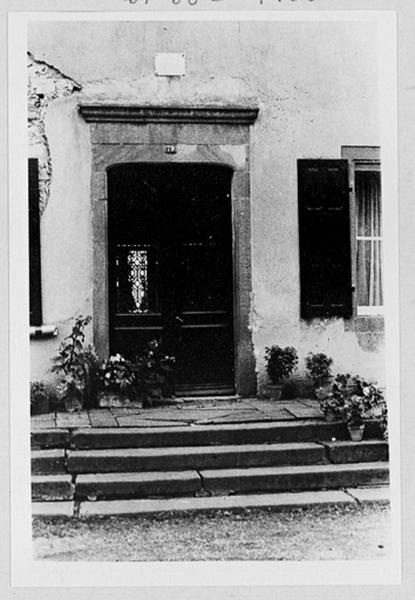 Façade principale du logis, vue d'ensemble de la porte.