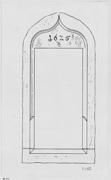 Clocher, élévation de la fenêtre est datée 1625 au premier niveau.