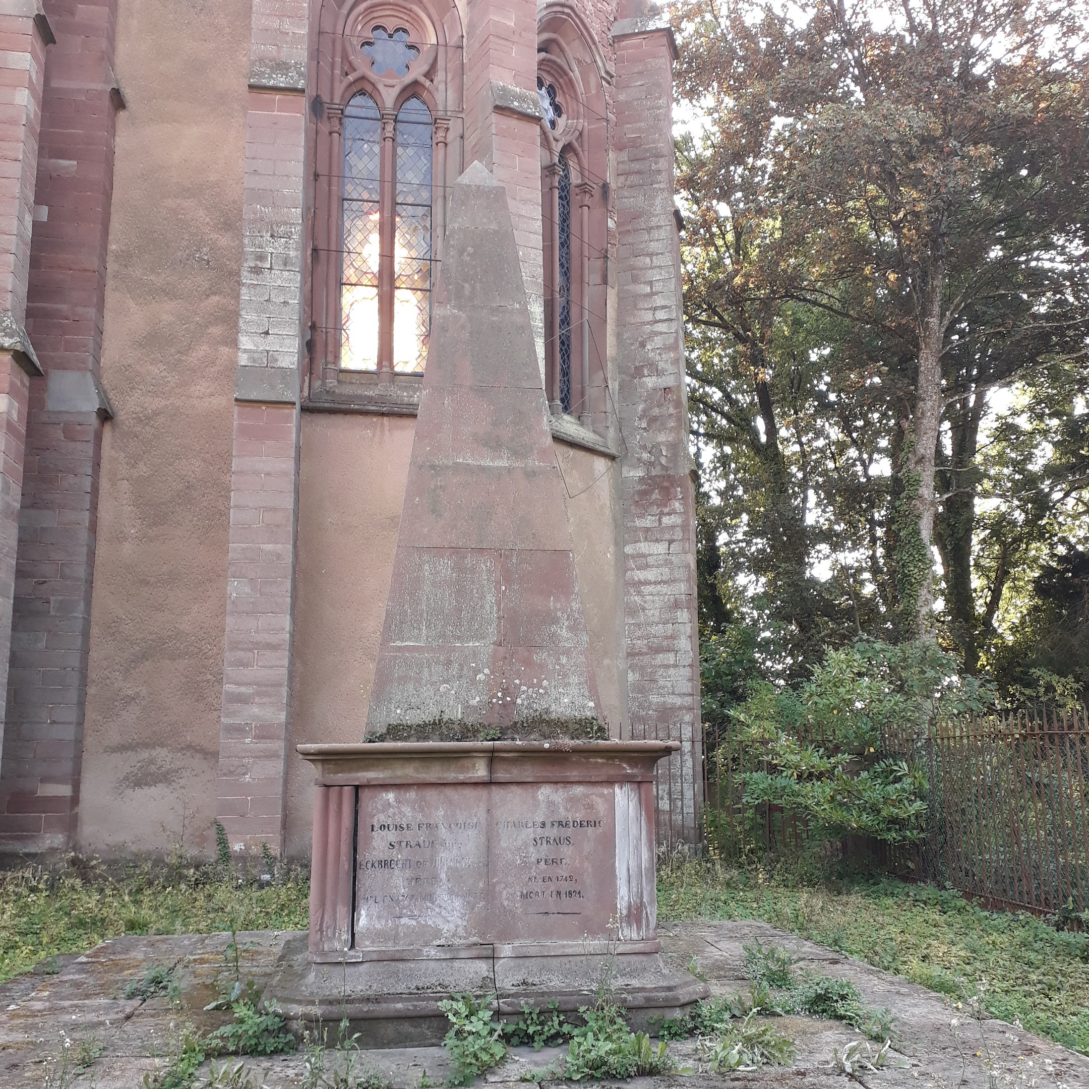 Vue d’ensemble du monument funéraire