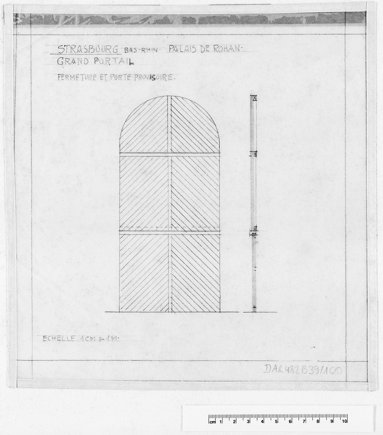 Porte d’entrée provisoire du portail principal, élévation et coupe.