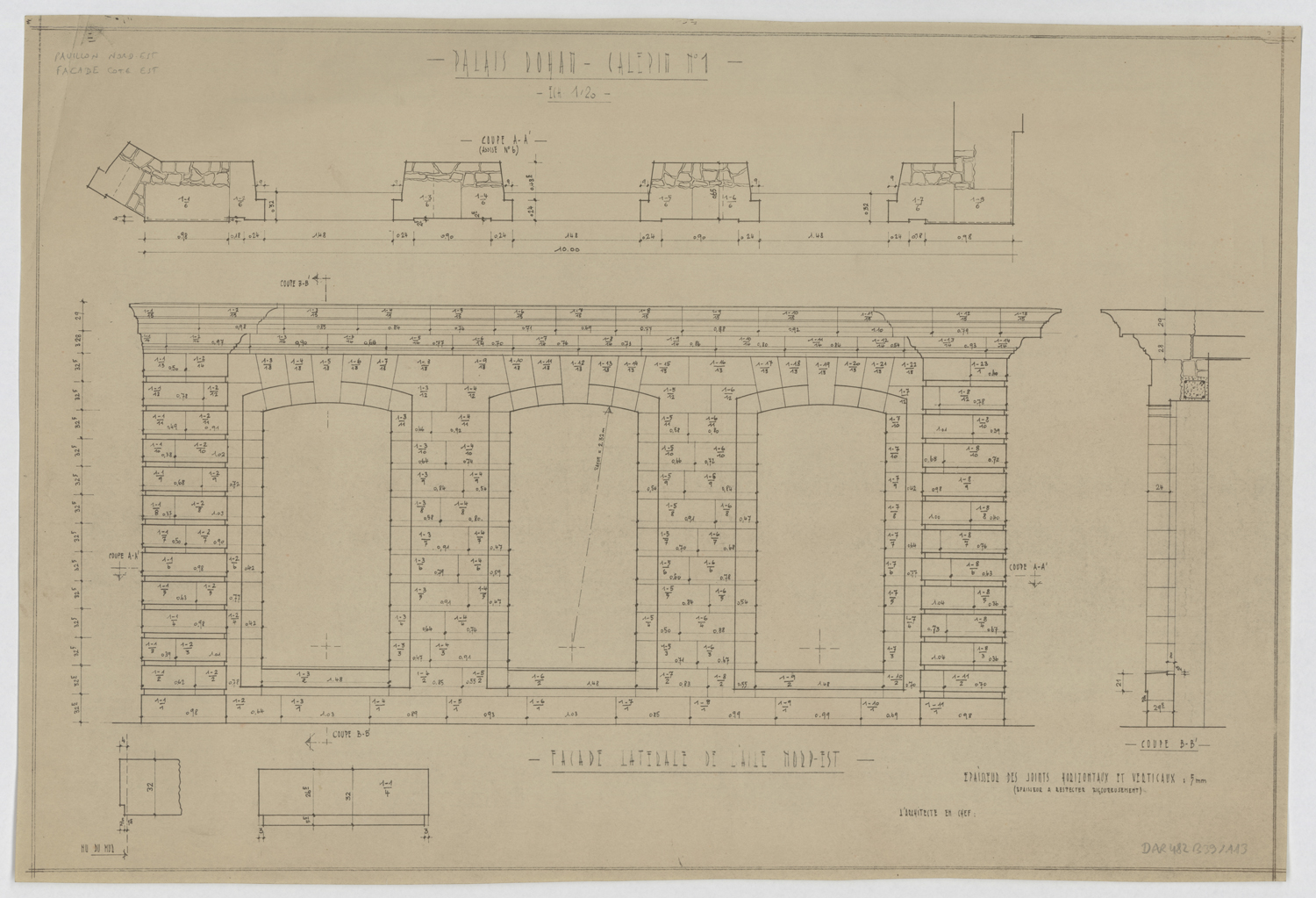 Façade latérale de l’aile nord-est, élévations, coupes et détails du premier étage.