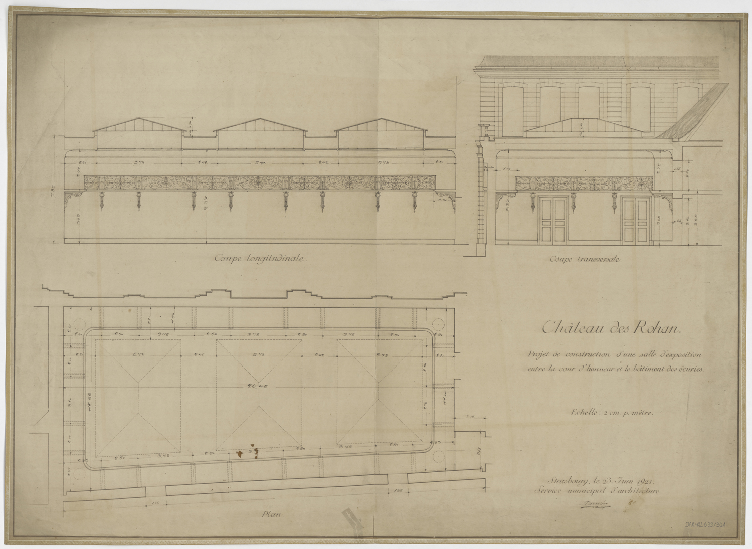 Projet de construction de deux salles d’exposition entre la cour d’honneur et le bâtiment des écuries, plan de masse et coupes.