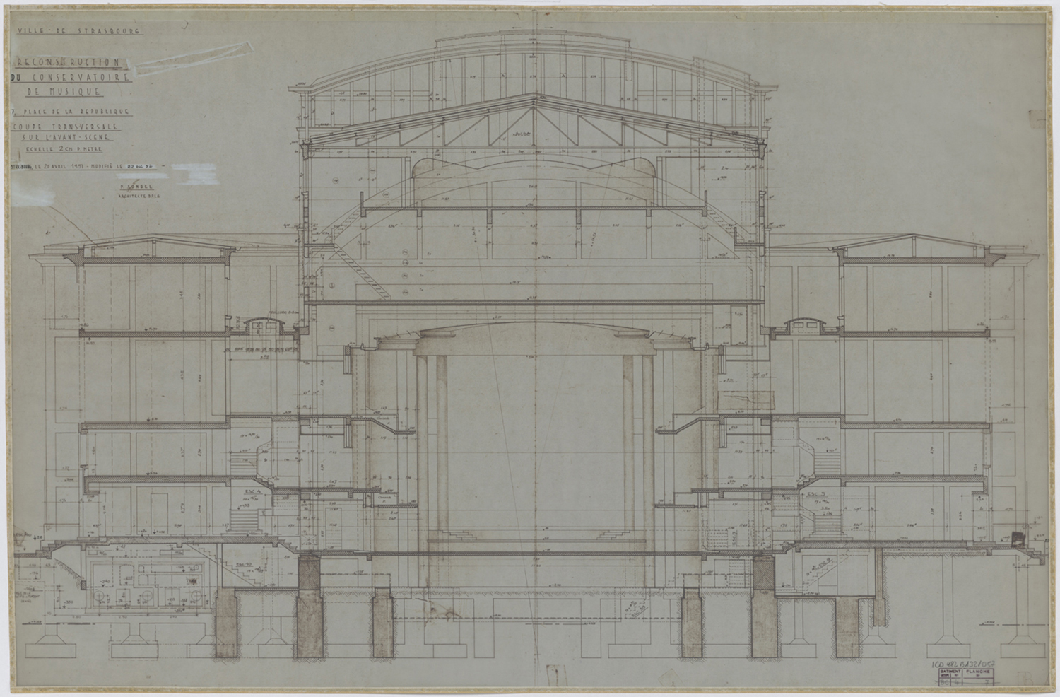 Avant-scène, coupe transversale.