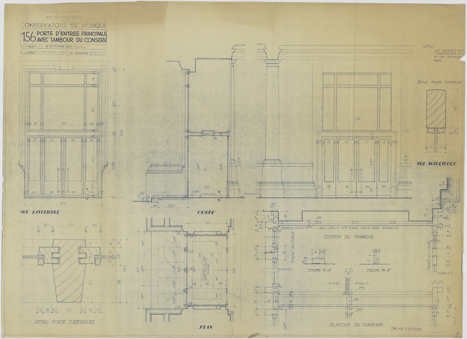 Porte d'entrée principale avec tambour, plan, élévations, coupe et détails.