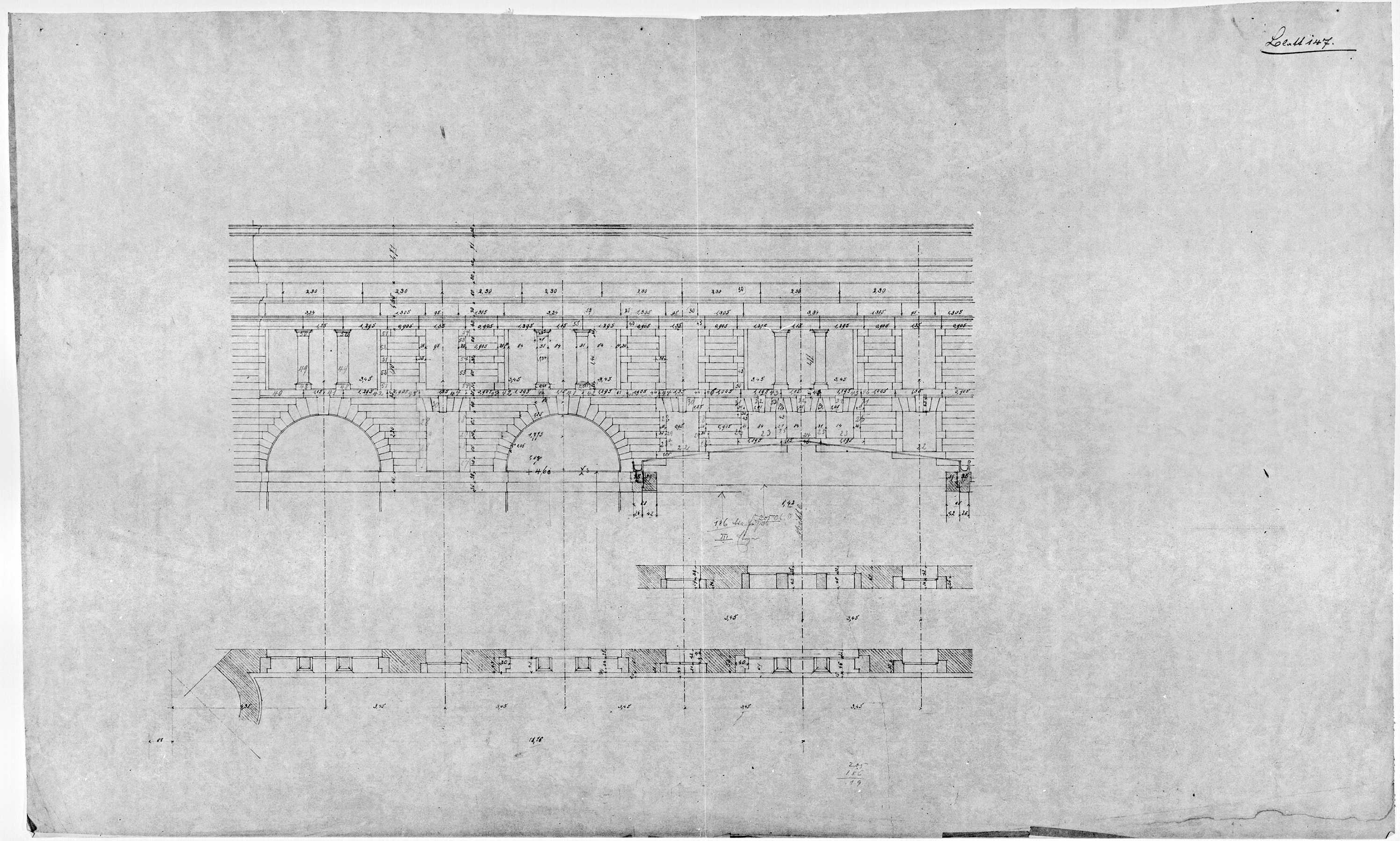 Façades latérales et est, plans des couches stratigraphiques et élévation du dernier étage.